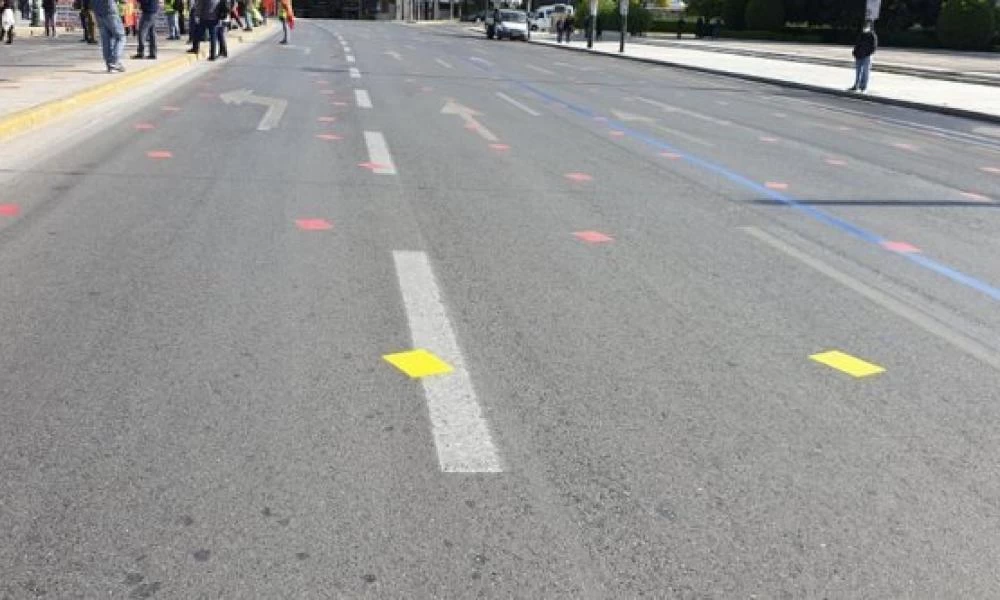 Το ΠΑΜΕ κόλλησε αυτοκόλλητα στο Σύνταγμα για την τήρηση των αποστάσεων